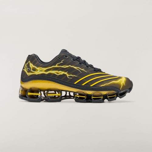 黒を基調に黄色い稲妻とケージ状のソールを配したadidasとポケモンのメガライドF50 KH6544