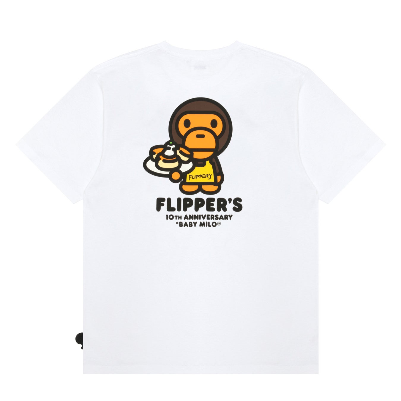 FLIPPER’S × BABY MILO 10周年コラボレーションの白いTシャツ。パンケーキを持ったBABY MILOのグラフィック