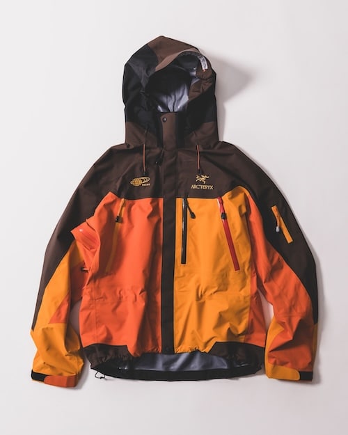 ARC’TERYX × BEAMS THETA AR JACKET KOYO。茶色、赤、オレンジの切り替えを配したフード付きジャケット