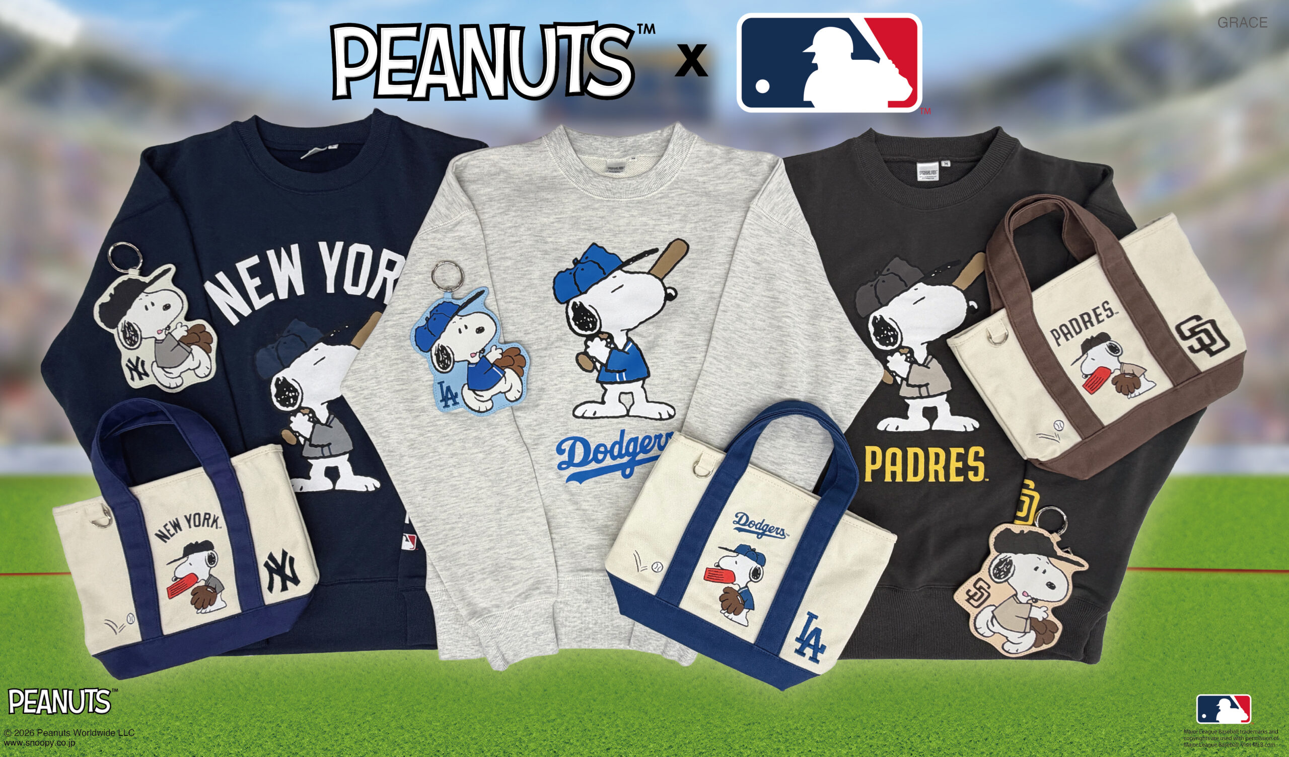 PEANUTS × MLBのスヌーピーを描いたスウェット、ミニトート、カラビナ付きポーチ