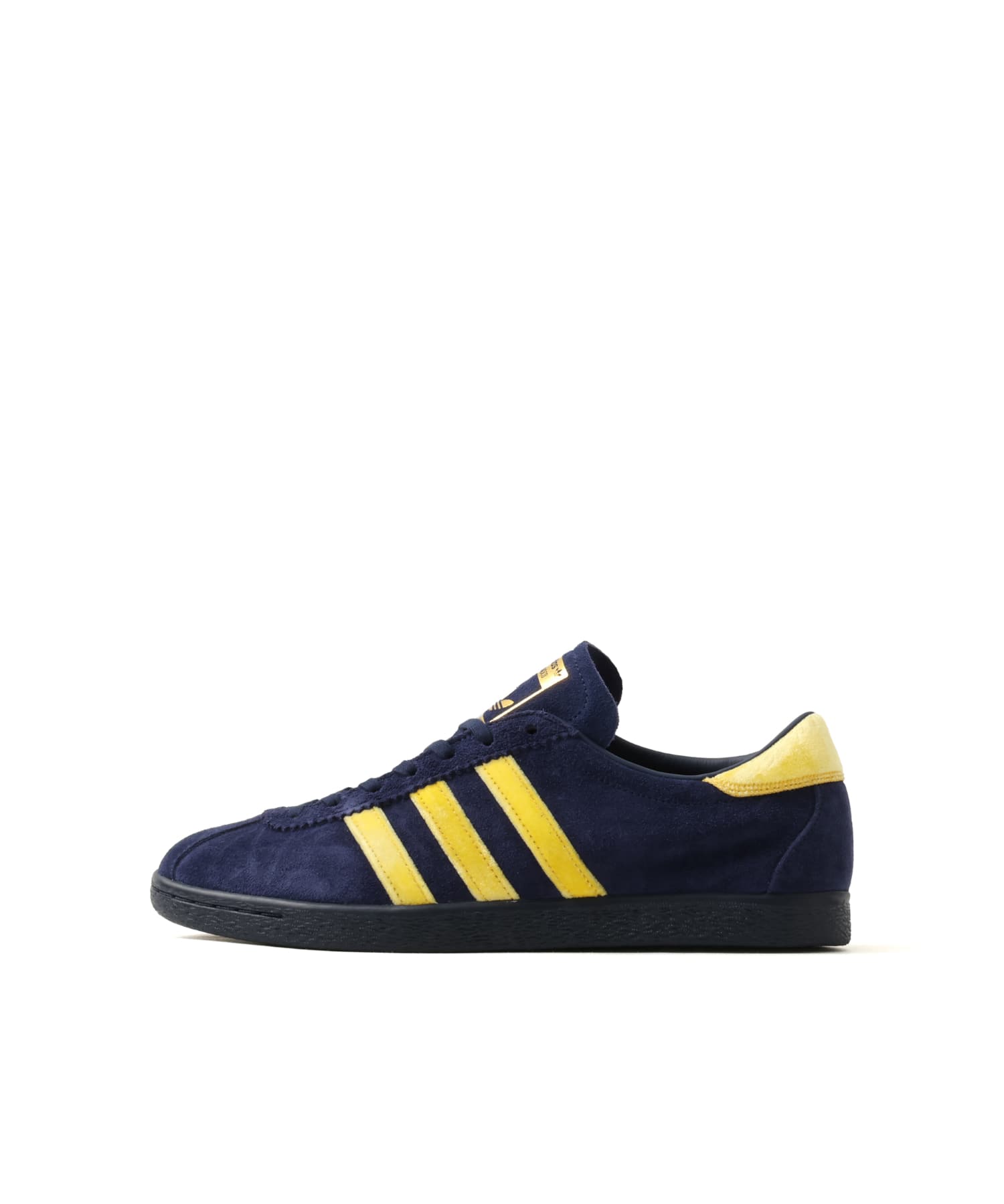 adidas × atmos TOBACCO KOYO KZ6431。ネイビーの本体に黄色のスリーストライプスを配した横向きの商品写真