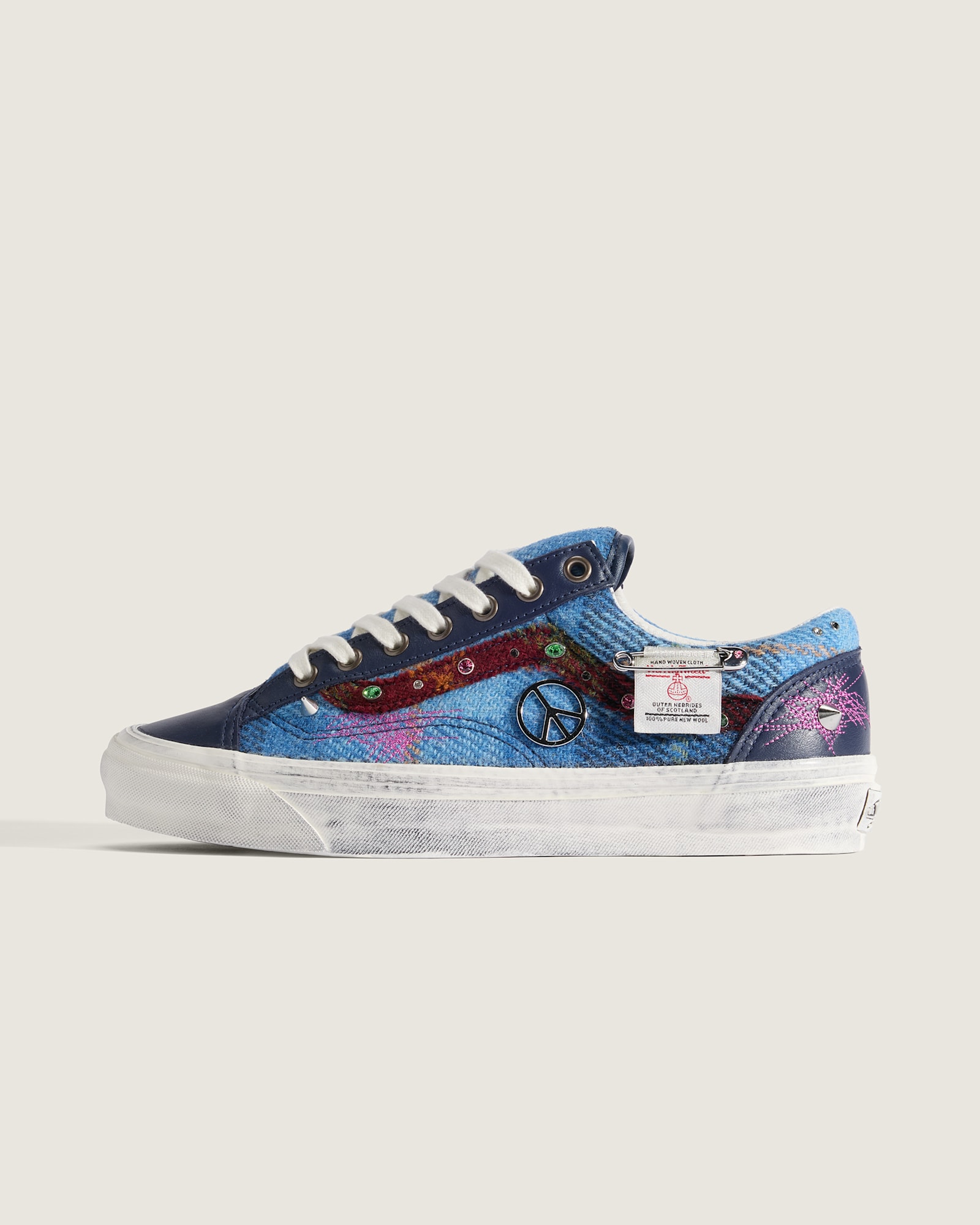 Harris Tweed × Vans Old Skool 36 VN000E8VBIP。青いツイード、赤いサイドストライプ、ピンやステッチを備えた商品写真