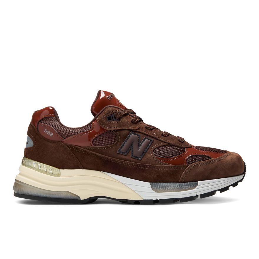 Aminé × New Balance 992 U992NE。ブラウンのスエードと赤茶色の光沢あるパーツを組み合わせたシューズの側面