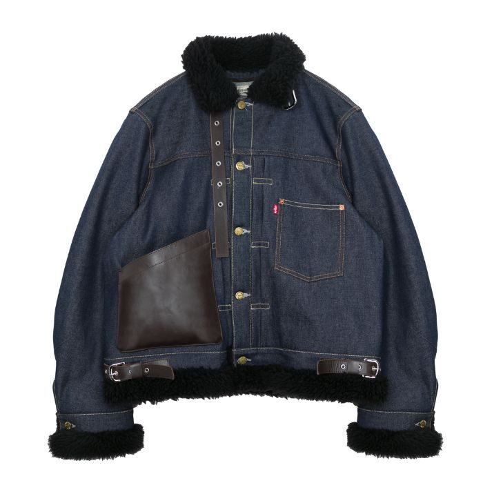 sacai × Levi’s Men’s Sherpa Jacket INDIGO。濃いデニムに黒い襟と裾、異なる左右のポケットを備えた商品写真