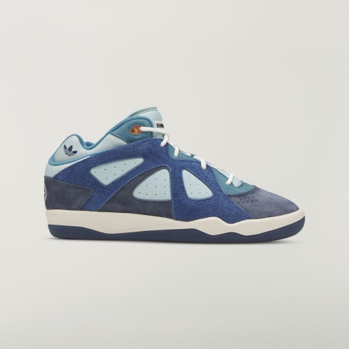 Bad Bunny × adidas BADBO 1.0、LB5996。青系のパネルと白系のソールを組み合わせた側面