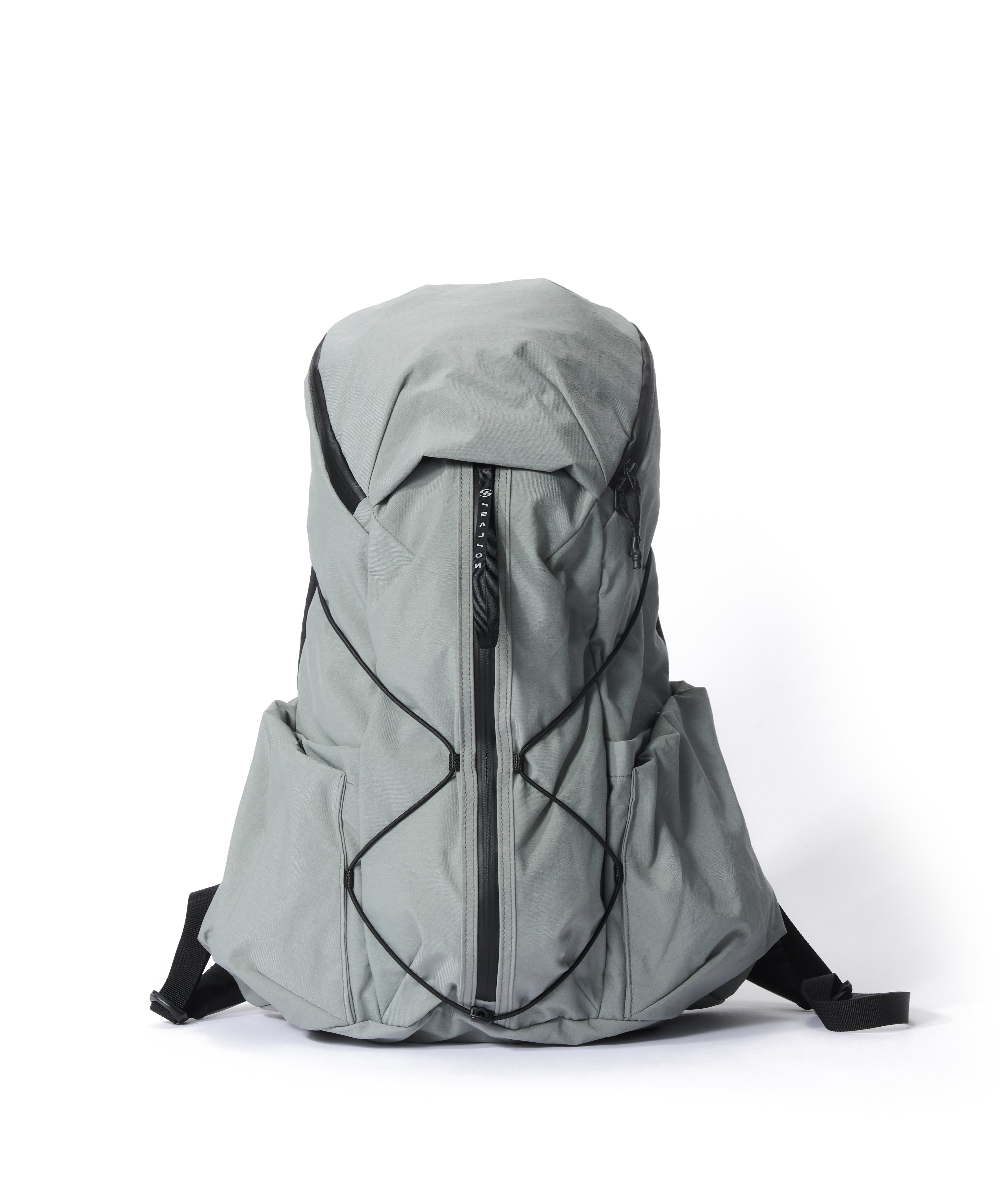SAN SAN GEAR × SEALSON SC18 LIGHT GREY。前面ファスナーとコードを備えるグレーのバックパック
