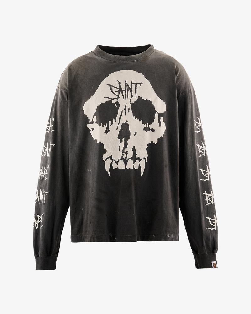 SAINT Mxxxxxx × BAPE SKULL。黒い長袖Tシャツの胸に頭骨、両袖に文字のプリント