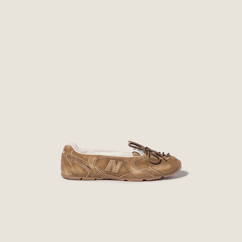 Miu Miu × New Balance 530 SLバレリーナのシナモンカラー。低いソール、Nロゴとレースアップを備えた茶色のシューズ