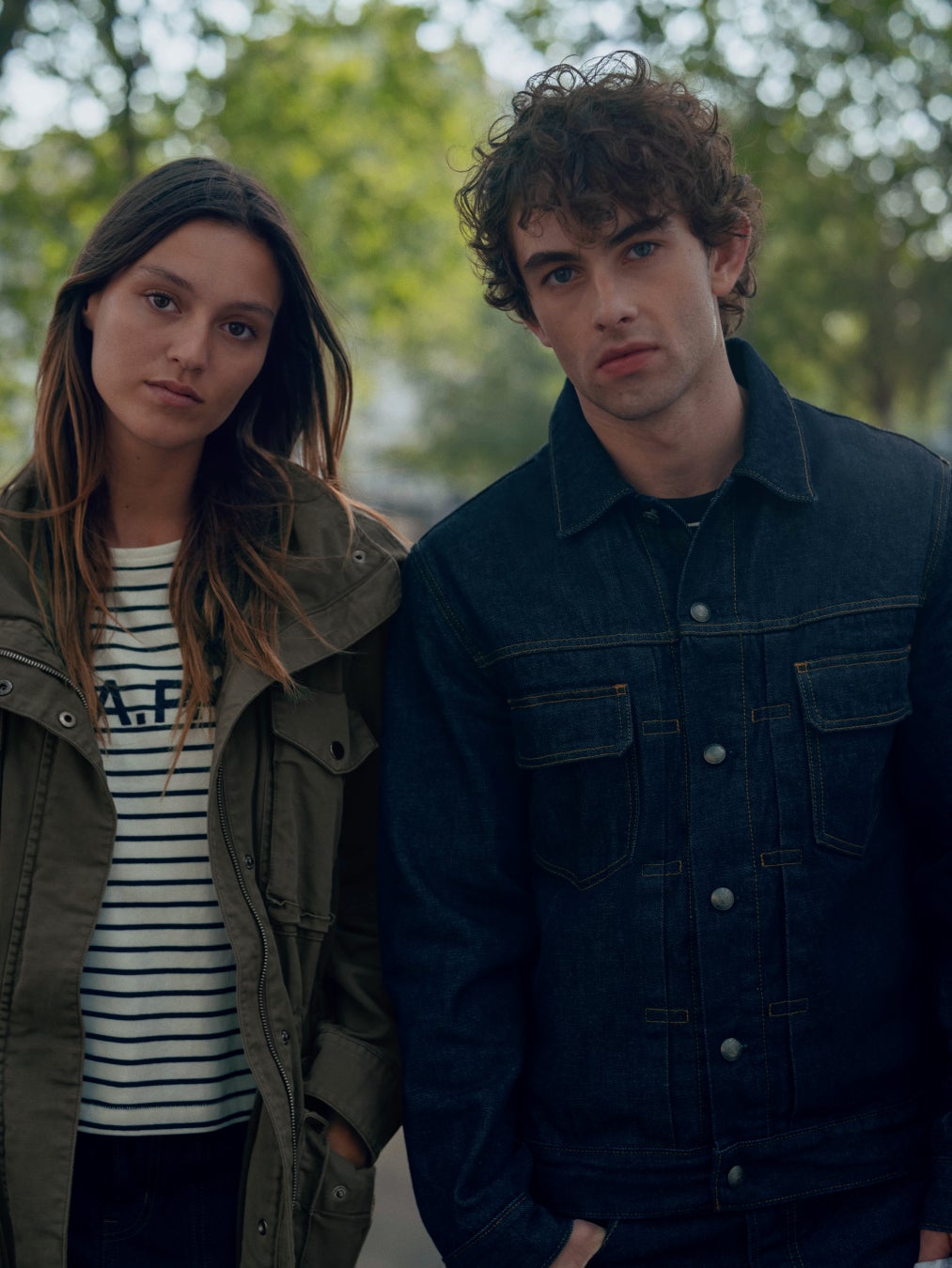 Gap × A.P.C.の公式キャンペーン写真。デニムジャケットと、ロゴ入りボーダートップスにジャケットを合わせた着用例