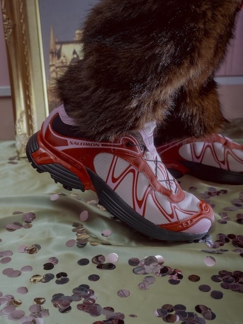 ピンクと赤のSALOMON XT-WHISPER CHERRYを着用した足元の写真