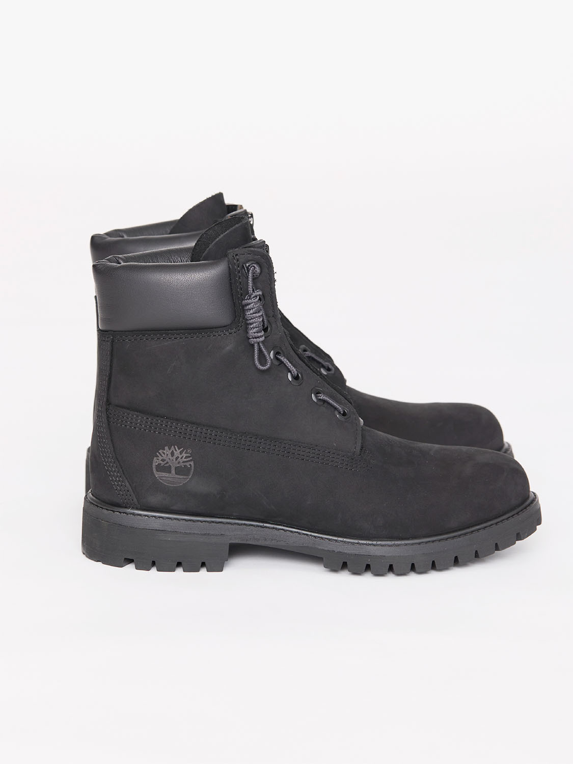 黒いヌバックレザーのTimberlandとNUMBER(N)INEの6インチブーツ